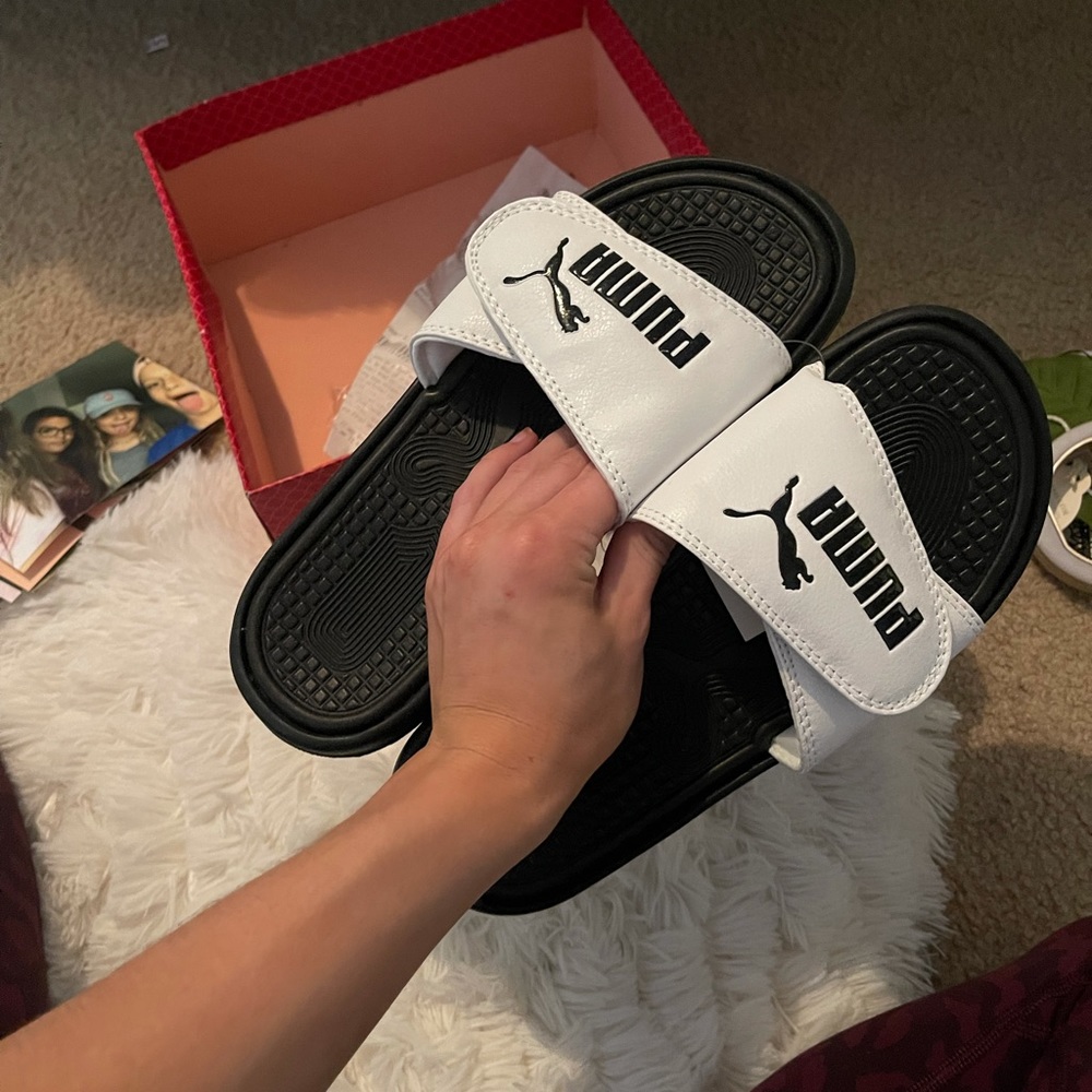BRAND NEW SIZE 7 WOMAN PUMA SLIDES